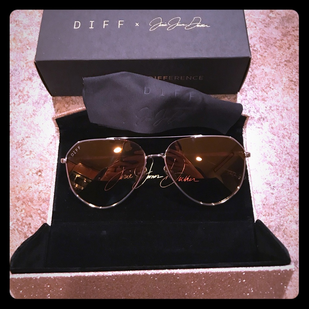 DIFF Jessie James Decker Sunglasses 🕶